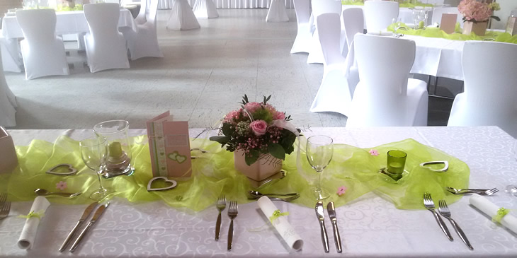 Beispiel feierliche Tischdekoration mit Hussen im HEIDEZENTRUM Kempges in Neuss / Rosellerheide.